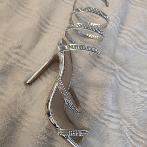 Glamorous Silver Spiral Heels - Picture 4 of 5